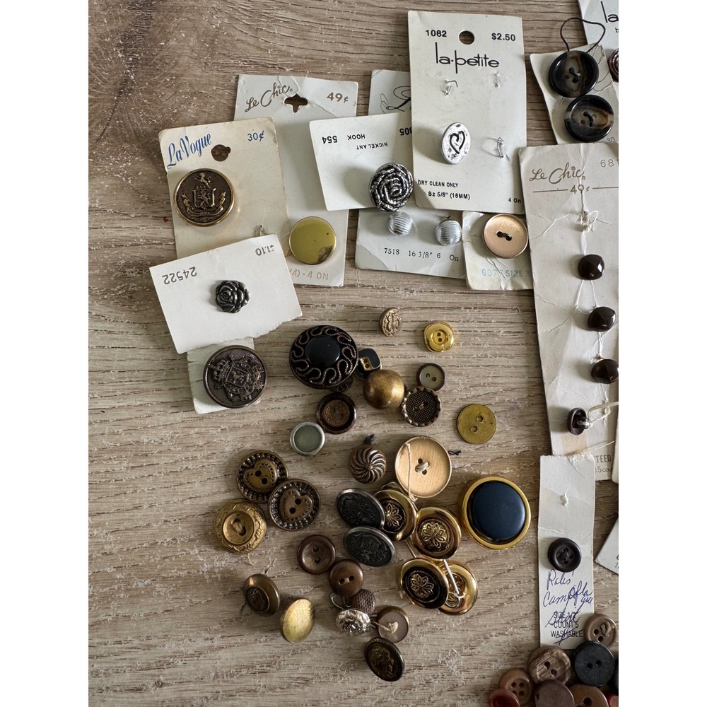 Vintage Button Lot - Le Chic, La Petite, La Vogue - Mixed Metal & Plastic - 100+ - Picture 4 of 7